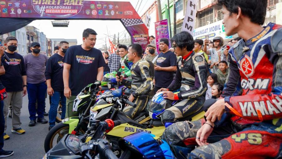 Wali Kota Medan Berbincang dengan Pebalap