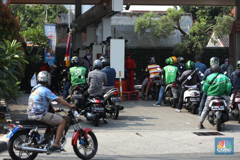 Warga antre untuk mendapatkan Bahan Bakar Minyak (BBM) jenis Pertalite Warga antre untuk mendapatkan Bahan Bakar Minyak (BBM) jenis Pertalite di Jakarta, Senin (15/8/2022). Beberapa hari terakhir pengendara motor dan mobil harus mengantri cukup panjang untuk membeli Pertalite di SPBU Pertamina. (CNBC Indonesia/ Tri Susilo)