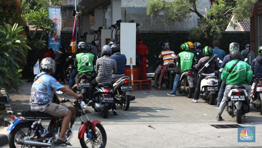 Warga antre untuk mendapatkan Bahan Bakar Minyak (BBM) jenis Pertalite di Jakarta, Senin (15/8/2022). Beberapa hari terakhir pengendara motor dan mobil harus mengantri cukup panjang untuk membeli Pertalite di SPBU Pertamina.  (CNBC Indonesia/ Tri Susilo)