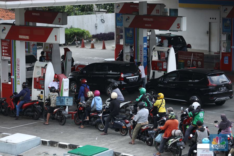 Warga antre untuk mendapatkan Bahan Bakar Minyak (BBM) jenis Pertalite