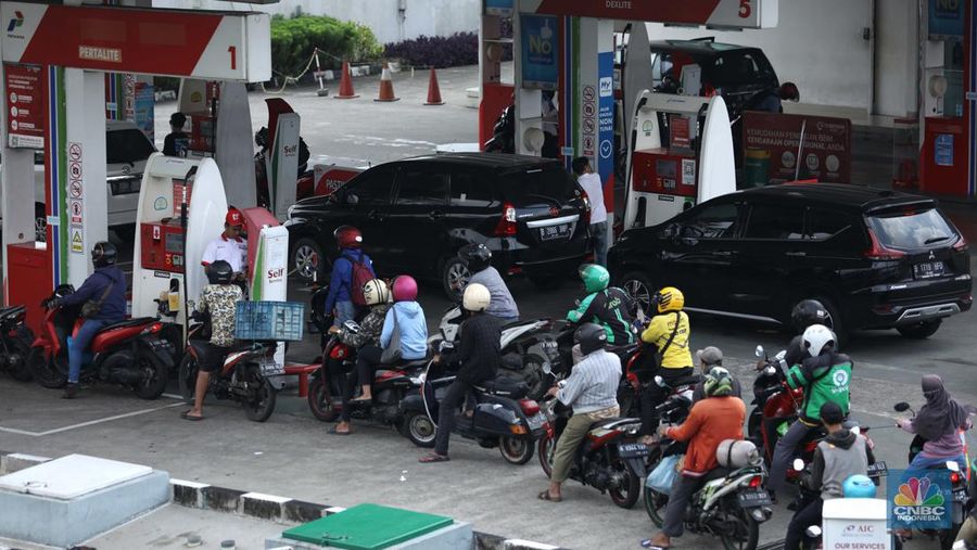 Tersangka kasus dugaan korupsi lahan sawit PT Duta Palma dengan kerugian Rp 78 triliun, Surya Darmadi (kemeja putih-tengah) tiba di gedung Kejaksaan Agung, Jakarta, Senin (15/8/2022). Kepulangan Surya Darmadi ke Tanah Air untuk menghadiri pemeriksaan atas kasusnya. (CNBC Indonesia/ Muhammad Sabki)