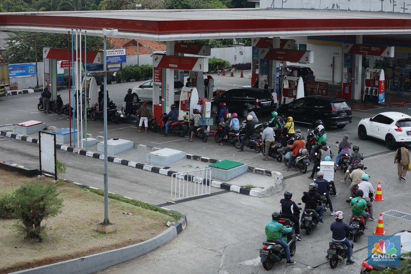 Warga antre untuk mendapatkan Bahan Bakar Minyak (BBM) jenis Pertalite Warga antre untuk mendapatkan Bahan Bakar Minyak (BBM) jenis Pertalite di Jakarta, Senin (15/8/2022). Beberapa hari terakhir pengendara motor dan mobil harus mengantri cukup panjang untuk membeli Pertalite di SPBU Pertamina. (CNBC Indonesia/ Tri Susilo)