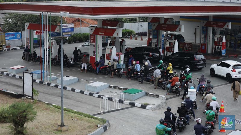 Warga antre untuk mendapatkan Bahan Bakar Minyak (BBM) jenis Pertalite di Jakarta, Senin (15/8/2022). Beberapa hari terakhir pengendara motor dan mobil harus mengantri cukup panjang untuk membeli Pertalite di SPBU Pertamina.  (CNBC Indonesia/ Tri Susilo)