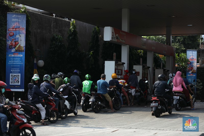 Warga antre untuk mendapatkan Bahan Bakar Minyak (BBM) jenis Pertalite Warga antre untuk mendapatkan Bahan Bakar Minyak (BBM) jenis Pertalite di Jakarta, Senin (15/8/2022). Beberapa hari terakhir pengendara motor dan mobil harus mengantri cukup panjang untuk membeli Pertalite di SPBU Pertamina. (CNBC Indonesia/ Tri Susilo)