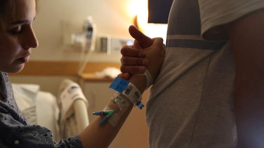 Susan Mohammadi memegang tangan suaminya, Najib Mohammadi, saat dia bernapas melalui kontraksi di Mercy San Juan Medical Center, di Carmichael, California, AS, 12 Mei 2022. Saat kehamilan Susan berlanjut, Najib menghabiskan berjam-jam mencoba untuk memastikan bahwa istrinya akan memiliki seorang dokter wanita ketika dia melahirkan, agama dan budaya yang tidak bisa ditawar bagi mereka. Tetapi setelah ketuban Susan pecah pada hari induksi yang dijadwalkan, mereka tiba di rumah sakit dan mengetahui bahwa dokternya adalah laki-laki. (REUTERS/Brittany Hosea-Small)