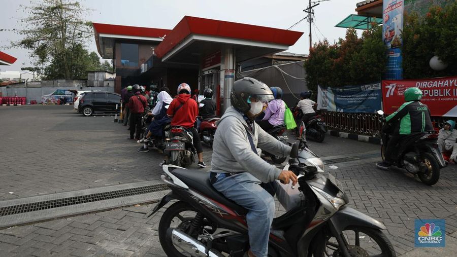 Sejumlah kendaraan roda dua mengantre untuk mengisi BBM jenis Pertalite di SPBU Kebayoran Lama, Jakarta Selasa (16/8/2022). (CNBC Indonesia/ Tri Susilo)