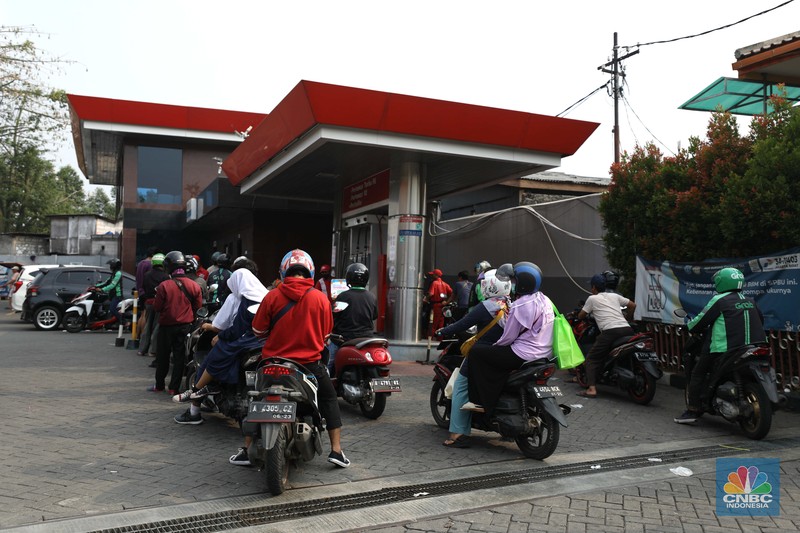 Antre BBM Pertalite di SPBU Cideng Sejumlah kendaraan mengantre untuk mengisi BBM jenis Pertalite di Jl. Cideng Timur, Jakarta, Selasa (16/8/2022). Imbas dari antrean ini kemacetan tak terhindarkan hingga petugas SPBU harus mengatur lajur lalulintas dilokasi. (CNBC Indonesia/ Tri Susilo)
