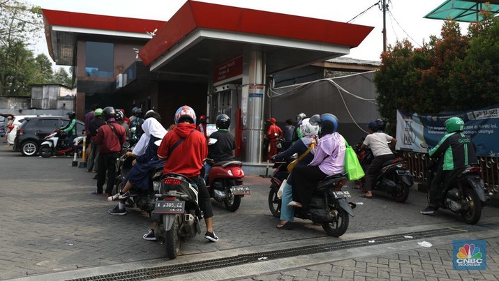 Sejumlah kendaraan roda dua mengantre untuk mengisi BBM jenis Pertalite di SPBU Kebayoran Lama, Jakarta Selasa (16/8/2022). (CNBC Indonesia/ Tri Susilo)