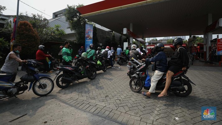 Sejumlah kendaraan roda dua mengantre untuk mengisi BBM jenis Pertalite di Jl. Tali Raya, Slipi, Jakarta, Selasa (16/8/2022). (CNBC Indonesia/ Tri Susilo)