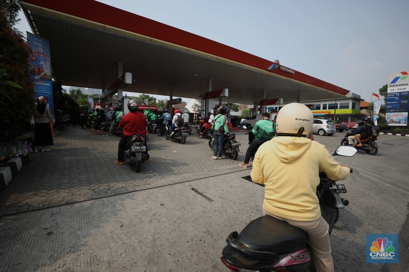Sejumlah kendaraan mengantre untuk mengisi BBM jenis Pertalite di Jl. Cideng Timur, Jakarta, Selasa (16/8/2022). Imbas dari antrean ini kemacetan tak terhindarkan hingga petugas SPBU harus mengatur lajur lalulintas dilokasi. (CNBC Indonesia/ Tri Susilo)