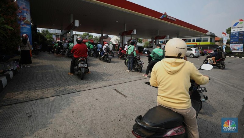Sejumlah kendaraan mengantre untuk mengisi BBM jenis Pertalite di Jl. Cideng Timur, Jakarta, Selasa (16/8/2022). Imbas dari antrean ini kemacetan tak terhindarkan hingga petugas SPBU harus mengatur lajur lalulintas dilokasi. (CNBC Indonesia/ Tri Susilo)