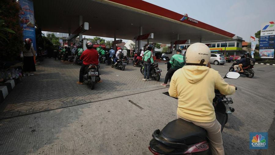 Sejumlah kendaraan roda dua mengantre untuk mengisi BBM jenis Pertalite di Jl. Tali Raya, Slipi, Jakarta, Selasa (16/8/2022). (CNBC Indonesia/ Tri Susilo)