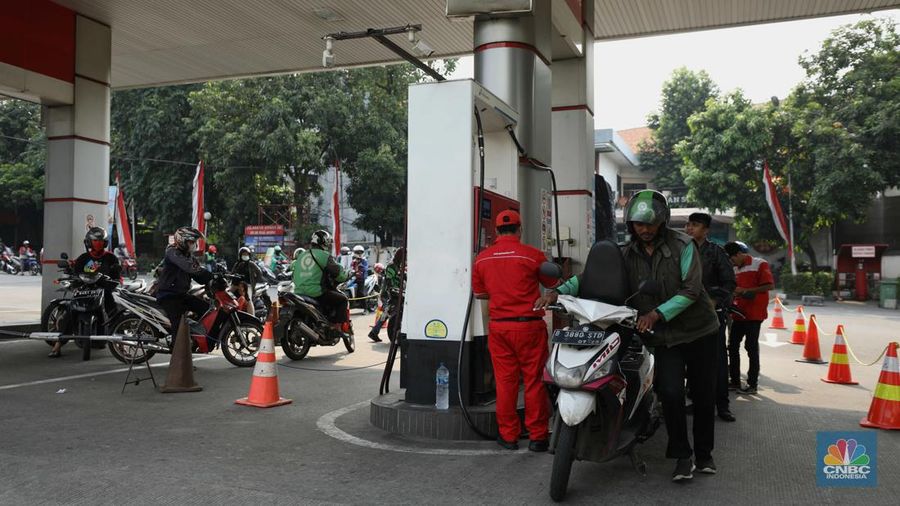 Sejumlah kendaraan mengantre untuk mengisi BBM jenis Pertalite di SPBU Bendungan Hilir (Benhil), Jakarta Selasa (16/8/2022). (CNBC Indonesia/ Tri Susilo)