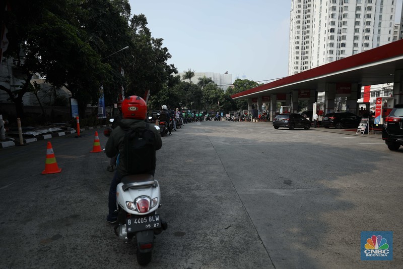 Sejumlah kendaraan mengantre untuk mengisi BBM jenis Pertalite di Jl. Cideng Timur, Jakarta, Selasa (16/8/2022). Imbas dari antrean ini kemacetan tak terhindarkan hingga petugas SPBU harus mengatur lajur lalulintas dilokasi. (CNBC Indonesia/ Tri Susilo)