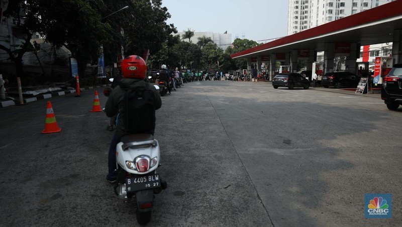 Sejumlah kendaraan mengantre untuk mengisi BBM jenis Pertalite di Jl. Cideng Timur, Jakarta, Selasa (16/8/2022). Imbas dari antrean ini kemacetan tak terhindarkan hingga petugas SPBU harus mengatur lajur lalulintas dilokasi. (CNBC Indonesia/ Tri Susilo)