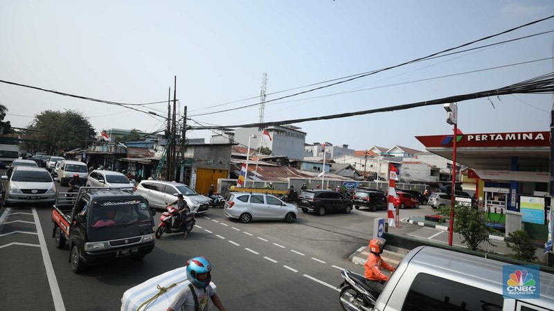 Sejumlah kendaraan mengantre untuk mengisi BBM jenis Pertalite di Jl. Cideng Timur, Jakarta, Selasa (16/8/2022). Imbas dari antrean ini kemacetan tak terhindarkan hingga petugas SPBU harus mengatur lajur lalulintas dilokasi. (CNBC Indonesia/ Tri Susilo)