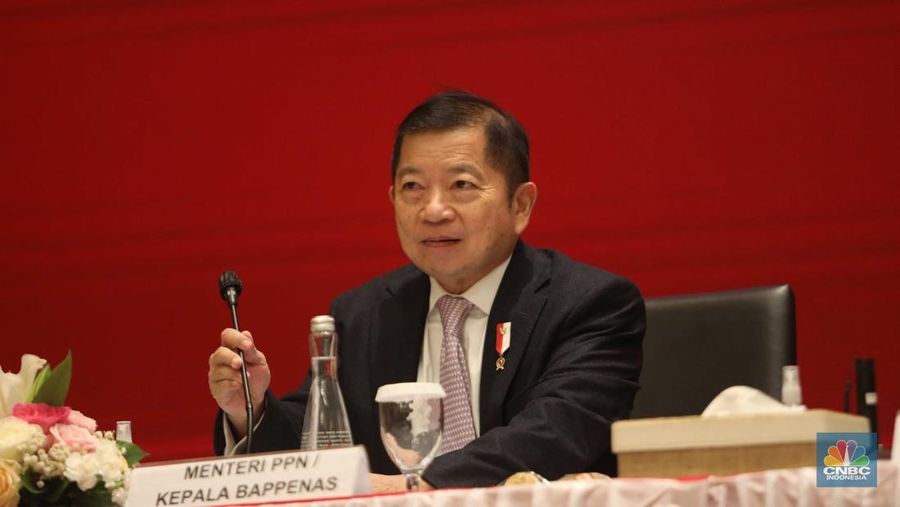 Kepala Bappenas Suharso Monoarfa memberi keterangan pers Nota Keuangan dan Rancangan Anggaran Pendapatan dan Belanja Negara (RAPBN) 2023 di Aula Chakti Budhi Bhakti (CBB), Kantor Pusat Direktorat Jenderal Pajak, Jakarta, Selasa, (16/8/2022). (CNBC Indonesia/ Muhammad Sabki)