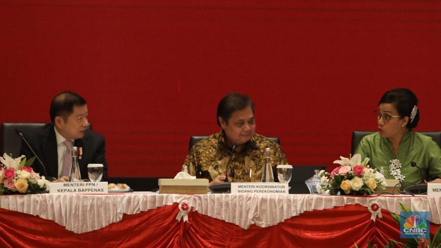 Kiri-kanan: Kepala Bappenas Suharso Monoarfa, Menteri Koordinator Bidang Perekonomian Airlangga Hartarto dan Menteri Keuangan Sri Mulyani Saat Mengikuti Konfresi Pers Nota Keuangan dan Rancangan Anggaran Pendapatan dan Belanja Negara (RAPBN) 2023 di Aula Chakti Budhi Bhakti (CBB), Kantor Pusat Direktorat Jenderal Pajak, Jakarta, Selasa, (16/8/2022). (CNBC Indonesia/ Muhammad Sabki)