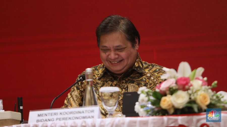 Menteri Koordinator Bidang Perekonomian Airlangga Hartarto memberi keterangan pers Nota Keuangan dan Rancangan Anggaran Pendapatan dan Belanja Negara (RAPBN) 2023 di Aula Chakti Budhi Bhakti (CBB), Kantor Pusat Direktorat Jenderal Pajak, Jakarta, Selasa, (16/8/2022). (CNBC Indonesia/ Muhammad Sabki)