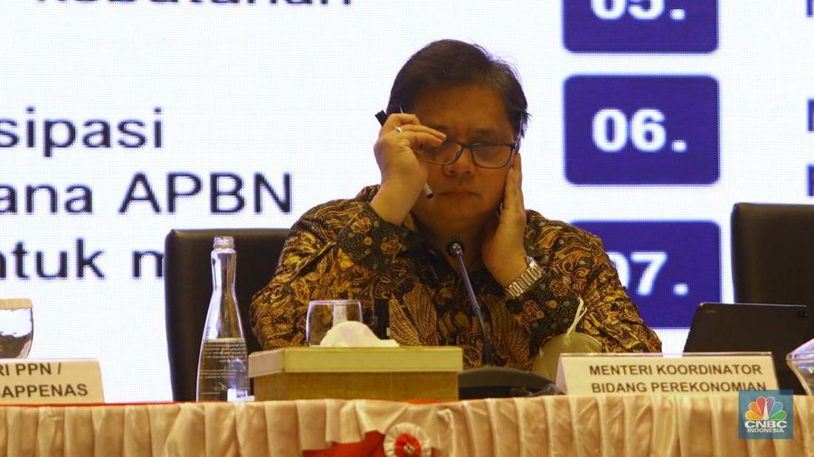 Menteri Koordinator Bidang Perekonomian Airlangga Hartarto memberi keterangan pers Nota Keuangan dan Rancangan Anggaran Pendapatan dan Belanja Negara (RAPBN) 2023 di Aula Chakti Budhi Bhakti (CBB),  Kantor Pusat Direktorat Jenderal Pajak, Jakarta, Selasa, (16/8/2022). (CNBC Indonesia/ Muhammad Sabki)