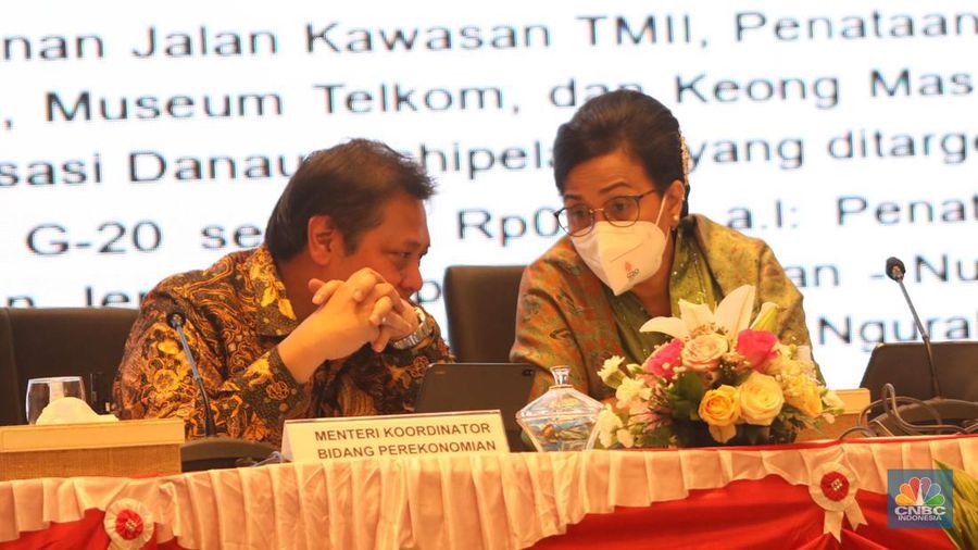 Menteri Koordinator Bidang Perekonomian Airlangga (kiri) dan Menteri Keuangan, Sri Mulyani Saat Mengikuti Konfresi Pers Nota Keuangan dan Rancangan Anggaran Pendapatan dan Belanja Negara (RAPBN) 2023 di Aula Chakti Budhi Bhakti (CBB), Kantor Pusat Direktorat Jenderal Pajak, Jakarta, Selasa, (16/8/2022). (CNBC Indonesia/ Muhammad Sabki)