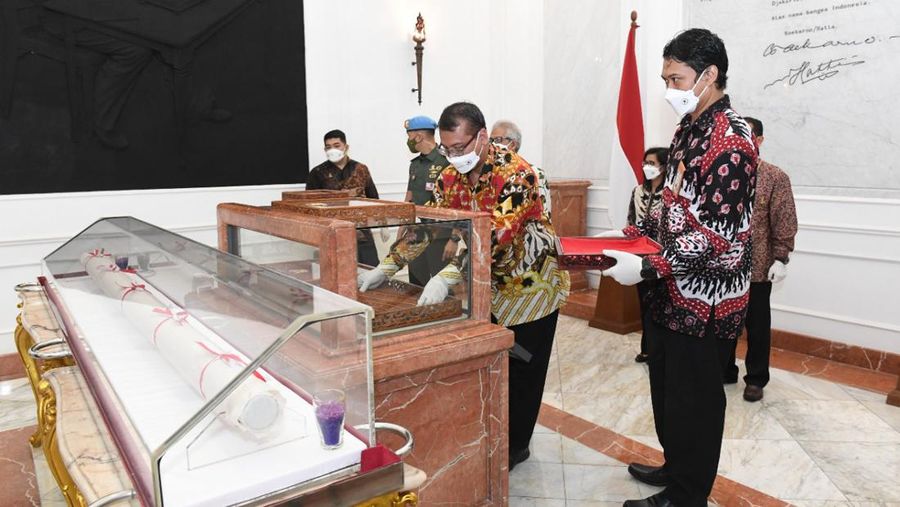 Naskah asli teks proklamasi yang ditulis tangan oleh Ir. Soekarno tersebut akan kembali hadir dan disandingkan dengan bendera pusaka dalam Upacara Peringatan Detik-Detik Proklamasi Kemerdekaan Republik Indonesia, pada 17 Agustus 2022 esok. (Foto: Kris - Biro Pers Sekretariat Presiden)