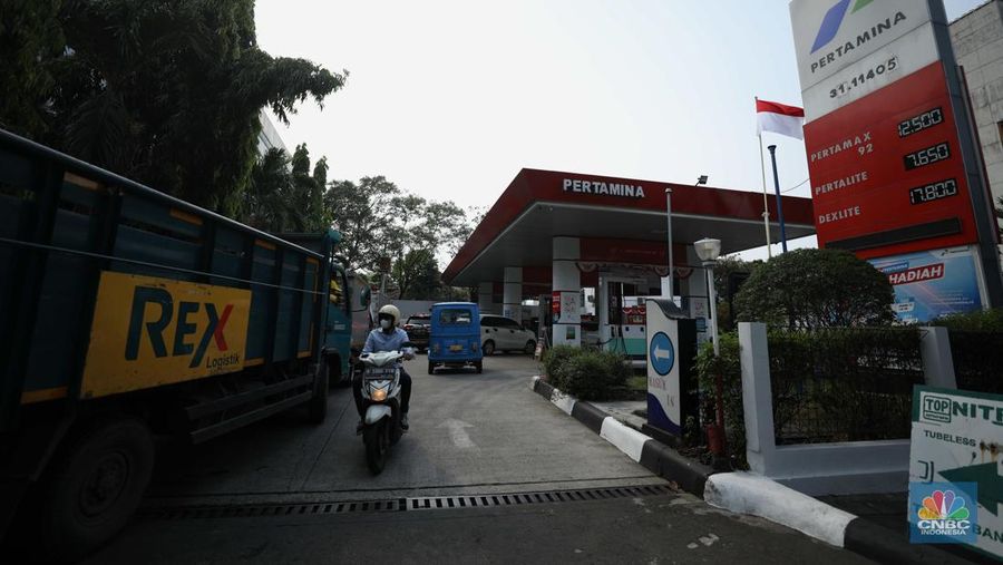 Sejumlah kendaraan mengantre untuk mengisi BBM di SPBU Jl. Tomang Raya, Selasa (16/8/2022). (CNBC Indonesia/ Tri Susilo)