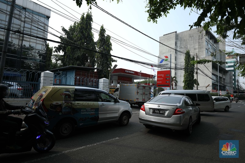 Sejumlah kendaraan mengantre untuk mengisi BBM jenis Pertalite di Jl. Cideng Timur, Jakarta, Selasa (16/8/2022). Imbas dari antrean ini kemacetan tak terhindarkan hingga petugas SPBU harus mengatur lajur lalulintas dilokasi. (CNBC Indonesia/ Tri Susilo)