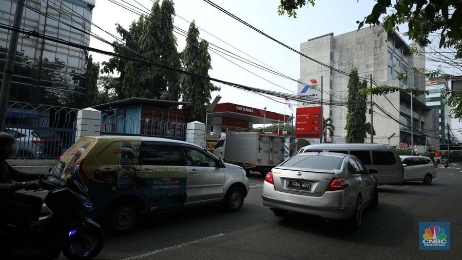 Sejumlah kendaraan mengantre untuk mengisi BBM jenis Pertalite di Jl. Cideng Timur, Jakarta, Selasa (16/8/2022). Imbas dari antrean ini kemacetan tak terhindarkan hingga petugas SPBU harus mengatur lajur lalulintas dilokasi. (CNBC Indonesia/ Tri Susilo)