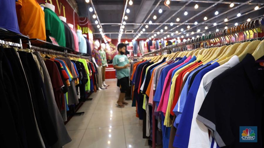 Pengunjung memilih pakaian bekas Import di Mal Slipi Jaya, Jakarta, Selasa (16/8/2022). Pakaian bekas impor menjamur di pasaran hingga masuk ke pusat-pusat perbelanjaan atau Mal di Jakarta dan sekitarnya. (CNBC Indonesia/ Tri Susilo)