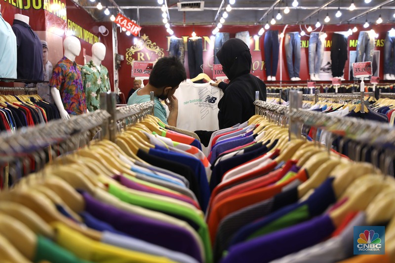 Penjualan pakaian bekas Import di Mal Slipi Jaya Pengunjung memilih pakaian bekas Import di Mal Slipi Jaya, Jakarta, Selasa (16/8/2022). Pakaian bekas impor menjamur di pasaran hingga masuk ke pusat-pusat perbelanjaan atau Mal di Jakarta dan sekitarnya. (CNBC Indonesia/ Tri Susilo)