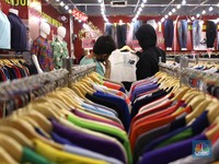 Anak Muda Doyan Barang Bekas, Baju Impor Ilegal Laris Manis