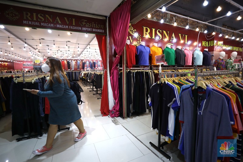 Penjualan pakaian bekas Import di Mal Slipi Jaya Pengunjung memilih pakaian bekas Import di Mal Slipi Jaya, Jakarta, Selasa (16/8/2022). Pakaian bekas impor menjamur di pasaran hingga masuk ke pusat-pusat perbelanjaan atau Mal di Jakarta dan sekitarnya. (CNBC Indonesia/ Tri Susilo)