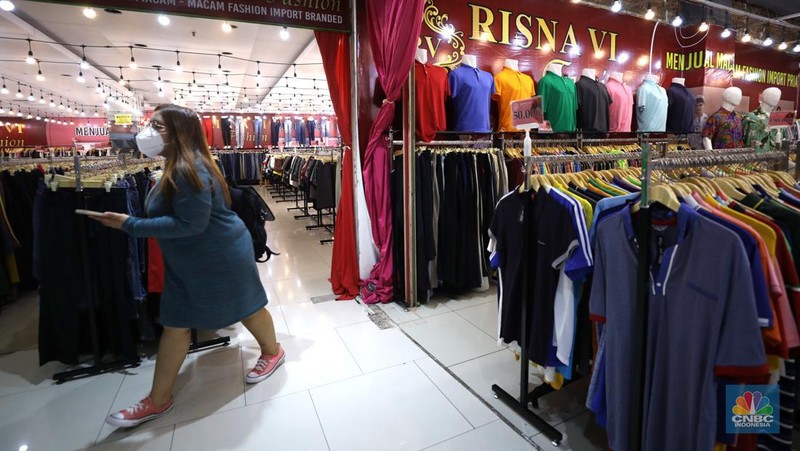 Pengunjung memilih pakaian bekas Import di Mal Slipi Jaya, Jakarta, Selasa (16/8/2022). Pakaian bekas impor menjamur di pasaran hingga masuk ke pusat-pusat perbelanjaan atau Mal di Jakarta dan sekitarnya. (CNBC Indonesia/ Tri Susilo)