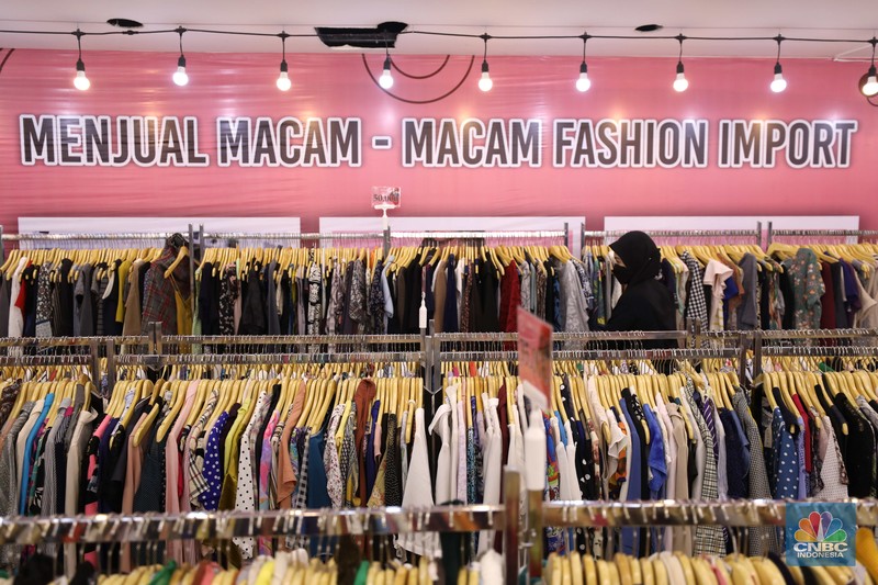 Penjualan pakaian bekas Import di Mal Slipi Jaya Pengunjung memilih pakaian bekas Import di Mal Slipi Jaya, Jakarta, Selasa (16/8/2022). Pakaian bekas impor menjamur di pasaran hingga masuk ke pusat-pusat perbelanjaan atau Mal di Jakarta dan sekitarnya. (CNBC Indonesia/ Tri Susilo)