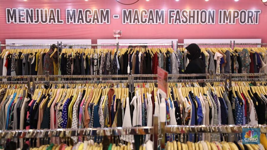 Pengunjung memilih pakaian bekas Import di Mal Slipi Jaya, Jakarta, Selasa (16/8/2022). Pakaian bekas impor menjamur di pasaran hingga masuk ke pusat-pusat perbelanjaan atau Mal di Jakarta dan sekitarnya. (CNBC Indonesia/ Tri Susilo)