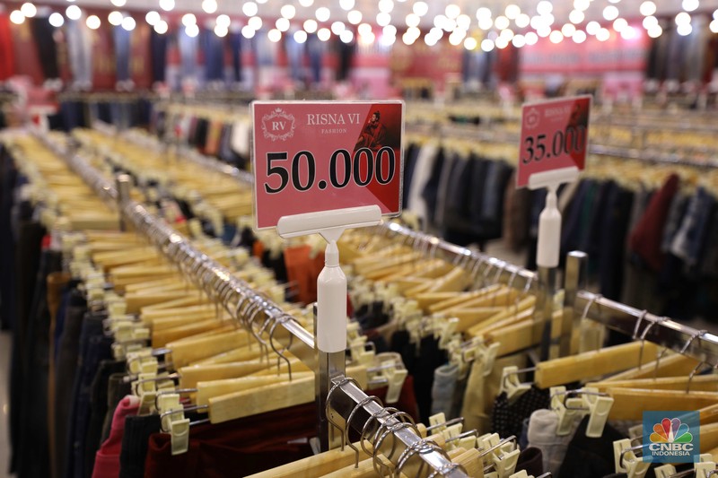 Penjualan pakaian bekas Import di Mal Slipi Jaya Pengunjung memilih pakaian bekas Import di Mal Slipi Jaya, Jakarta, Selasa (16/8/2022). Pakaian bekas impor menjamur di pasaran hingga masuk ke pusat-pusat perbelanjaan atau Mal di Jakarta dan sekitarnya. (CNBC Indonesia/ Tri Susilo)