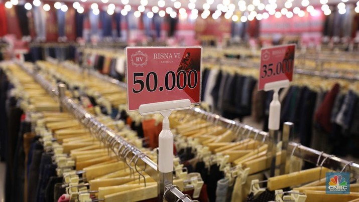Pengunjung memilih pakaian bekas Import di Mal Slipi Jaya, Jakarta, Selasa (16/8/2022). Pakaian bekas impor menjamur di pasaran hingga masuk ke pusat-pusat perbelanjaan atau Mal di Jakarta dan sekitarnya. (CNBC Indonesia/ Tri Susilo)