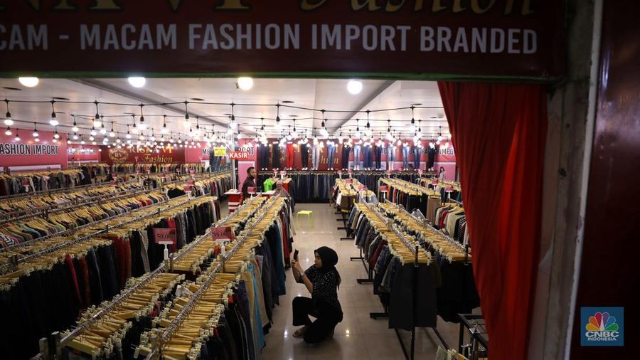 Pengunjung memilih pakaian bekas Import di Mal Slipi Jaya, Jakarta, Selasa (16/8/2022). Pakaian bekas impor menjamur di pasaran hingga masuk ke pusat-pusat perbelanjaan atau Mal di Jakarta dan sekitarnya. (CNBC Indonesia/ Tri Susilo)