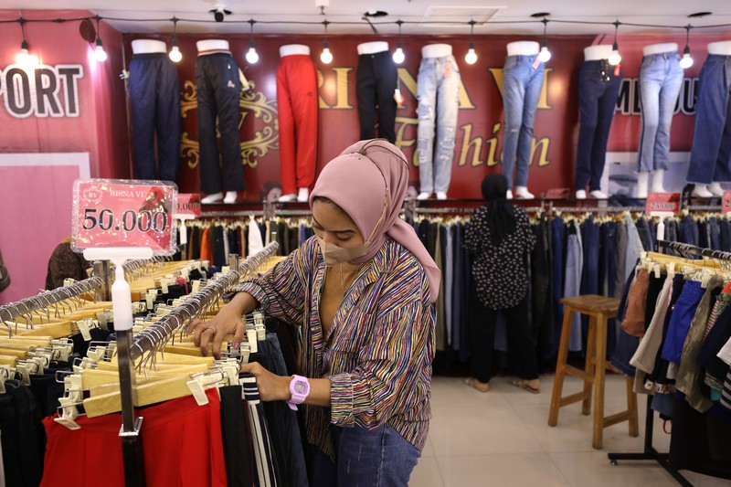 Penjualan pakaian bekas Import di Mal Slipi Jaya Pengunjung memilih pakaian bekas Import di Mal Slipi Jaya, Jakarta, Selasa (16/8/2022). Pakaian bekas impor menjamur di pasaran hingga masuk ke pusat-pusat perbelanjaan atau Mal di Jakarta dan sekitarnya. (CNBC Indonesia/ Tri Susilo)