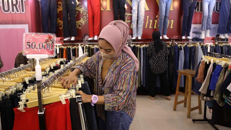 Pengunjung memilih pakaian bekas Import di Mal Slipi Jaya, Jakarta, Selasa (16/8/2022). Pakaian bekas impor menjamur di pasaran hingga masuk ke pusat-pusat perbelanjaan atau Mal di Jakarta dan sekitarnya. (CNBC Indonesia/ Tri Susilo)
