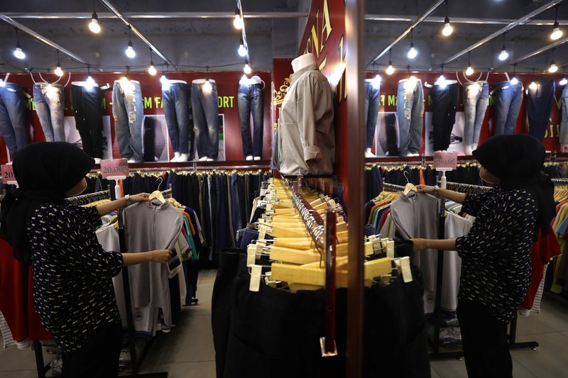 Penjualan pakaian bekas Import di Mal Slipi Jaya Pengunjung memilih pakaian bekas Import di Mal Slipi Jaya, Jakarta, Selasa (16/8/2022). Pakaian bekas impor menjamur di pasaran hingga masuk ke pusat-pusat perbelanjaan atau Mal di Jakarta dan sekitarnya. (CNBC Indonesia/ Tri Susilo)