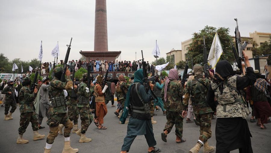 Anggota Taliban menggelar parade untuk merayakan ulang tahun pertama Taliban mengambil alih pemerintahan, di ibu kota Kabul, Afghanistan, Senin (15/8/2022). (Photo by Haroon Sabawoon/Anadolu Agency via Getty Images)