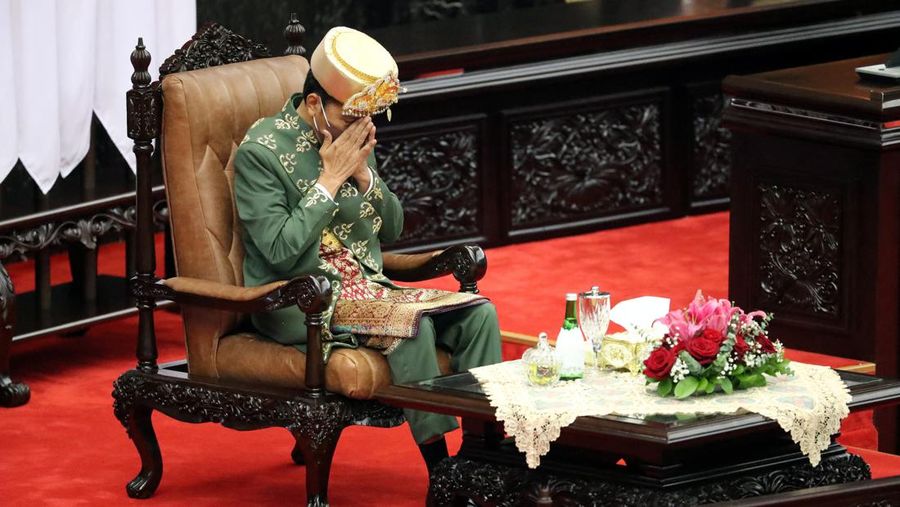 Presiden Indonesia Joko Widodo, mengenakan pakaian adat dari Kepulauan Bangka Belitung, berdoa setelah menyampaikan Pidato Kenegaraan menjelang Hari Kemerdekaan negara di gedung parlemen di Jakarta, Indonesia, Selasa (16/8/2022). (Bagus Indahono/Pool via REUTERS)