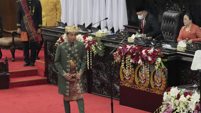 Presiden Joko Widodo Saat Tiba di Gedung DPR/MPR untuk Mengikuti Sidang Tahunan MPR-RI dan Sidang Bersama DPR RI dan DPD RI Tahun 2022. (CNBC Indonesia/ Muhammad Sabki)