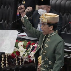 Gaya Jokowi Pakai Baju Bangka Belitung Saat Pidato Kenegaraan