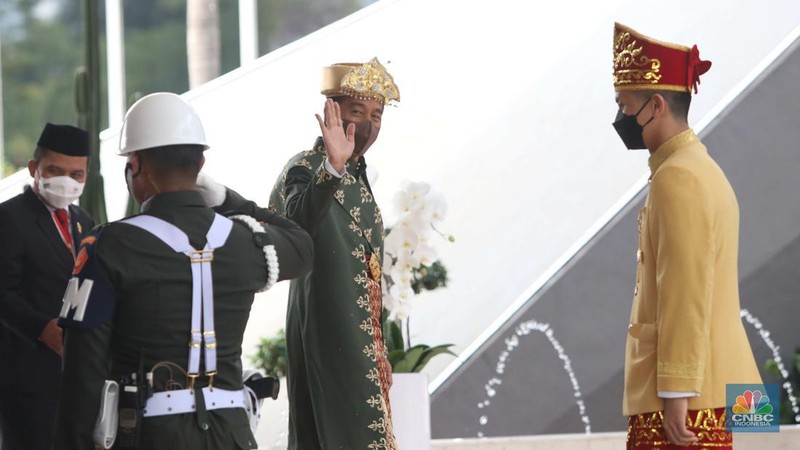 Presiden Joko Widodo Saat Tiba di Gedung DPR/MPR untuk Mengikuti Sidang Tahunan MPR-RI dan Sidang Bersama DPR RI dan DPD RI Tahun 2022. (CNBC Indonesia/ Muhammad Sabki)