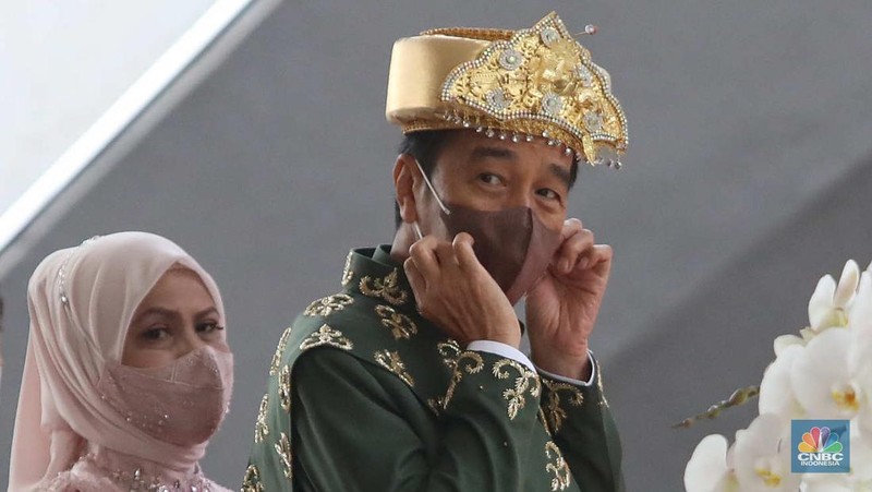Tersangka kasus dugaan korupsi lahan sawit PT Duta Palma dengan kerugian Rp 78 triliun, Surya Darmadi (kemeja putih-tengah) tiba di gedung Kejaksaan Agung, Jakarta, Senin (15/8/2022). Kepulangan Surya Darmadi ke Tanah Air untuk menghadiri pemeriksaan atas kasusnya. (CNBC Indonesia/ Muhammad Sabki)