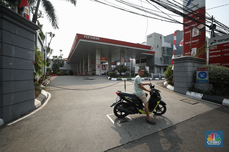 Sejumlah kendaraan mengantre untuk mengisi BBM jenis Pertalite di Jl. Cideng Timur, Jakarta, Selasa (16/8/2022). Imbas dari antrean ini kemacetan tak terhindarkan hingga petugas SPBU harus mengatur lajur lalulintas dilokasi. (CNBC Indonesia/ Tri Susilo)