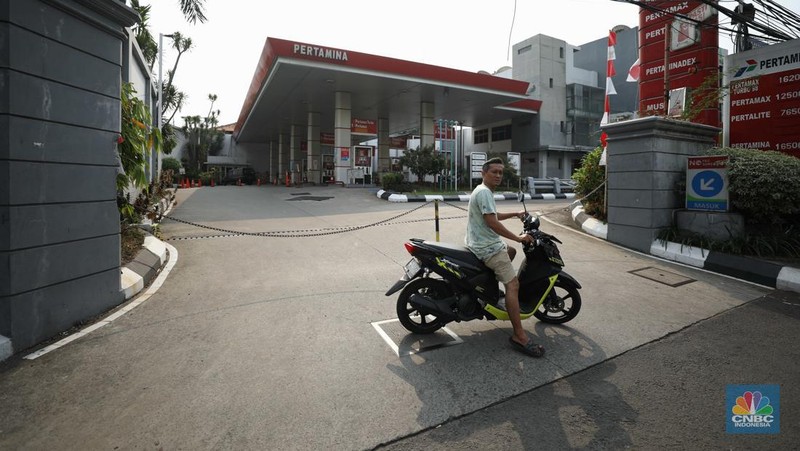 Sejumlah kendaraan mengantre untuk mengisi BBM jenis Pertalite di Jl. Cideng Timur, Jakarta, Selasa (16/8/2022). Imbas dari antrean ini kemacetan tak terhindarkan hingga petugas SPBU harus mengatur lajur lalulintas dilokasi. (CNBC Indonesia/ Tri Susilo)